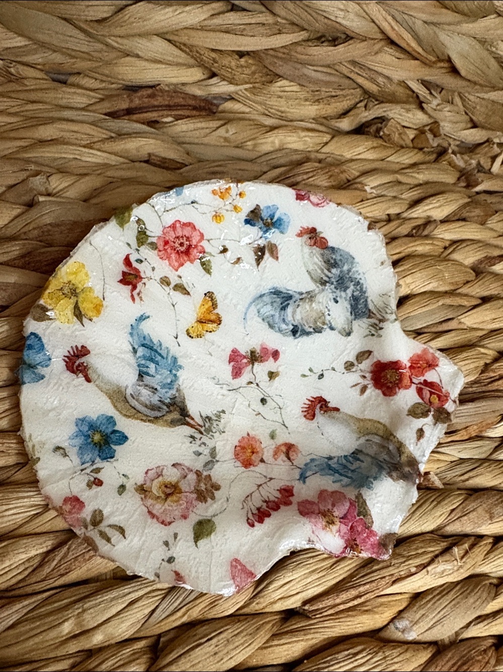 Hand Crafted White Shell Dish with Blue, Pink, Yellow & Red Floral Roosters - Picture 2 of 3